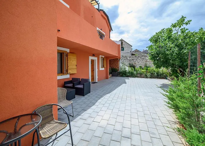 Apartments Orsula Near Old Town
